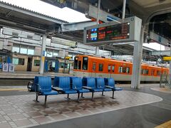 阪神電車で灘五郷の魚崎駅へ向う。阪神本線には西側の山陽電車と東側の近鉄が乗り入れていて、それぞれのカラーの車両が行き交い賑やかだ。