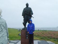 宗谷岬の「日本最北端の地の碑」の手前には
「間宮林蔵の像」があります。