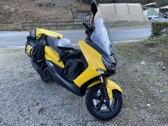 現地到着です！
もちろんバイクで来ているのは我が家だけです。
ベルクで買った買い物は折り畳みの保冷バッグに入れて足元に置いてます。
ウチのバイク、普通二輪スクーター唯一のフラットフロアならではの使い方ですね。