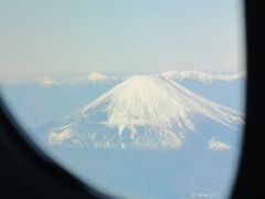 上空から望む富士山
行きは、ANAプレミアムクラスへアップグレードし、富士山を始め上空から眺める本州各地などが格別よく見えました。
