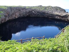 海岸近くの鍾乳洞が海岸蝕で陥没したドリーネ地形

二つの陥没ドリーネと海は地下でつながっている