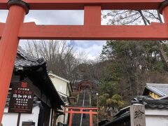 天神社から降ってくると重要文化財の瑜伽神社があります。長い階段が見えますね、お参りはまた今度にします。