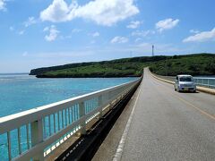 宮古島にはいくつか橋で繋がっている島があり、来間島（くりまじま）へ渡ります。