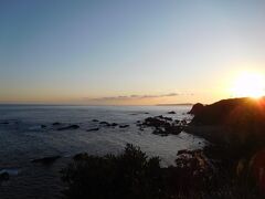 遊歩道から夕陽を眺めます。