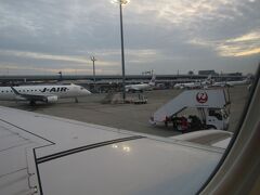 ■12/24■
大阪国際空港
集合時間が6時30分！今回は自家用車で空港まで移動です。空港近所のパーキングを利用です。まあ、公共交通機関を利用するより短時間で空港到着です。