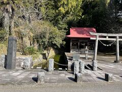 続いて車を少し走らせて老野湧水の滝へ。ここもチェックポイントだからですが、湧き水が湧き、その下流が滝になっていました。