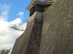  松山城「日本100名城」:1602年、伊予国正木城城主の大名であった加藤嘉明が、秀吉の死去直前から、徳川家康側に与し、関ヶ原の戦いでの戦功により20万石に加増され、築城されました。営業時間　天守9:00～17:00（最終入場16:30）休館日　天守12月第3水曜　入館料　大人520円、小人160円