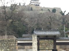 丸亀城「日本100名城」室町時代初期 細川頼之重臣の奈良元安が亀山に砦を築く。豊臣秀吉の四国制圧の後、1587年讃岐国の領主となった生駒親正によって、高松城を本城、亀山に支城として築城されました。