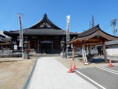 鶴舞線で大須駅から上前津駅へ、そして名城線左回りに乗り換えて伝馬駅で下車。

お昼に名古屋名物「鰻のひつまぶし」を食べようと老舗の「あつた蓬莱軒」神宮店に向かいましたが、出遅れたために入店待ちの人たちで既に長蛇の列でした。
とりあえず名前を書いて順番待ちすることにして、その間に近くにある圓通寺にお参りしました。

圓通寺は、山号を補陀山（ほださん）という曹洞宗の寺院で、ご本尊は釈迦如来です。
一般的には秋葉山圓通寺（あきはさんえんつうじ）の名で、日本最古唯一の「秋葉大権現」ご出現の霊場として知られ、毎年12月には「火渡り神事」が行われています。

「秋葉大権現」は火の神様として敬われ、「火防守護」その他の七難を除き、除災開運、家内安全、授福繁栄の神様でもあるそうです。