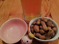 小値賀島の中心部に戻って、夕食兼飲みです。
ビール&#127866;と島の特産であるゆでピーナッツを。