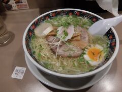 そういえばお昼ご飯食べていなかったので函館駅2階の味彩（あじさい）で塩ラーメン。