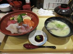 長崎駅前のアミュプラザ5階の「すし活」の海鮮丼
ごはんは、すしご飯で、載せてある海鮮は、下ごしらえをした海鮮と思う。
ワサビは、多めについていた。椀は、鯛の白味噌汁。
