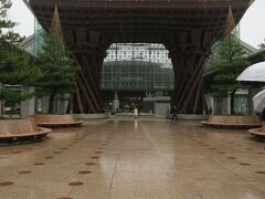 初日はまず始発のサンダーバードで新大阪から金沢へ移動しました。
あいにくの雨です。。