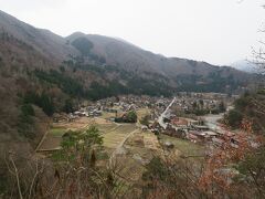 金沢駅発のバスで約一時間ほどで白川郷へ移動しました。
バスターミナル近くにある展望台に行きました。
この時だけ雨が止んでいたんですが、その後すぐに雨が降り始めました・・。