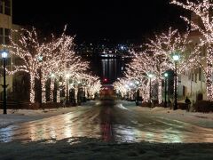 八幡坂を登って夜景を一枚。
除雪された階段があるので意外と登れる。写真を撮りに来た人がほかにもちらほら。
あと、車で坂を上ってUターンして降りていく人が割といました。外でなくていいからあったかいし合理的だけど写真を撮る側からすると邪魔。