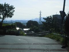 三峰神社のある一帯は座間谷戸山公園に隣接してますが、この公園沿いの道路を通りました。この景色のいい坂道ですが、川駒坂と言う名称がついていました。