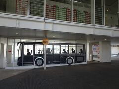夫婦そろって都会の道の運転は苦手なもので、公共交通機関を利用。
旦那は仕事終わって夕方から来るものの、新規オープンだから大浴場は撮っときたい！ということで、ホテルに事前交渉して撮影の約束がとりつけたので、昼前から出発。
山口市内なら均一料金になる「乗る得切符」という回数券があるので、前日にそれをファミマで購入して新山口駅までほぼ半額で移動してきました。
バス乗り場はバスイラストの向こう側。
