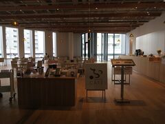 同じ建物の中にある文室屋さんのカフェで軽食をいただきました。