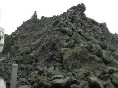 ブルーラグーンに午後７時前に到着。ブルーラグーンの周りには写真のような漆黒の溶岩がむき出しになっている。草木の生えない溶岩台地の上に施設は造られている。