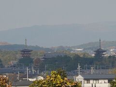 目を凝らすと 薬師寺の西搭東塔大極殿 東大寺大仏殿と、広がる大展望。
標高は81ｍしかないのに ここまで見晴らしがきくから、ここに築城したんだろうなー。