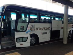高知竜馬空港に着き、バスで高知駅へ向かいます。高知駅まで運賃740円
往復2枚綴り1,380円と割引になる為、往復でチケット購入。
バスは2社運行してますが、どちらでも共通して乗車できるようです。
