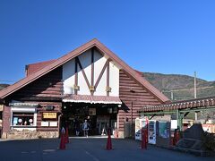 ●強羅駅

そしてそのまま「箱根登山ケーブルカー」と「箱根登山電車」の乗換駅である「強羅駅」へと移動してきました。
ここからは2019年の台風19号の影響で長期間運休し、2020年７月に復旧したばかりの「箱根登山電車」に乗り、「箱根湯本駅」へと向かいます。
