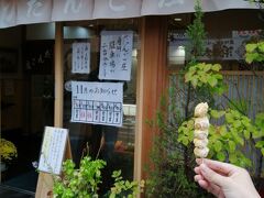 食後のデザートは、駅から徒歩3分ほどの「だんご庄」で。
きなこをまぶした小粒のだんご串75円は、あっさり素朴な味。