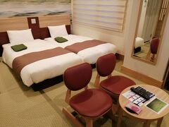 京都駅に着いたら雨だったので、すぐホテルへ。
京阪清水五条駅徒歩5分の「ホテル呉竹荘　京都清水五条」は、予約すれば京都駅送迎もOK。
新しいホテルで、畳にベッドのハリウッドツインの部屋はピカピカ♪
