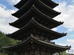 興福寺にも、多くの修学旅行生が来ていました。
きっと延期になっていたから、一斉に来たんでしょうね。
大切な思い出になる旅行だから、来られてよかったよかった♪