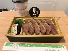 大浴場で温まった後は、夕食タイム♪

宮地で買った、阿蘇はなびしの、あか牛 牛かつ重、美味しかったです!