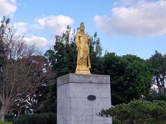 ホテルの横にあるふるさと観音公園
北村西望さんの聖観音像が輝いています