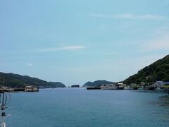 次の寄港地である奈留島で降りました。奈留島の青い空と海です。