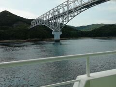 福江発奈留島経由若松行きのフェリーは若松大橋の下を通過します。