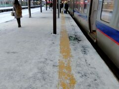 【12月20日午後】
小樽駅のホームは雪と氷に覆われていました。