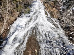 湯滝は下からアプローチ。茶屋も閉まっていて観光客も一人ぐらいしかいなかった。12月は閑散期だもんね。