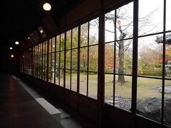 廊下から見えた庭園の紅葉がキレイ～☆
ここから四季折々の景色を奏でるのだろうな
