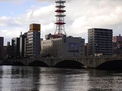 信濃川に架かる萬代橋も国指定重要文化財
六連アーチの橋とガイドブックに紹介されていました

往路はバスに乗車して渡ったのですが、こうやって歩くことで萬代橋を眺めることができたよん
