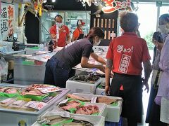 三浦市の卸売市場である、みさき魚市場（写真）です。日曜日は朝市が開かれます。