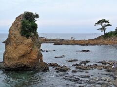 立石（たていし　写真）は、三浦半島の秋谷海岸に突き出した高さ12m、周囲約30mの巨岩で、相模湾が見渡せます。行った時期は梅雨明けしていなかったので、夏の青空ではありませんでしたが。