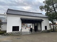 旧黒田藩蔵屋敷長屋門、この門を抜けると市立美術館はすぐです。