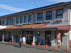 10時前にトーマス起点となる静岡県島田市にある新金谷駅に到着。

駅前駐車場は1,000円。
離れたところに無料の臨時駐車場があったけど、送迎バスに乗らないと無理な距離。