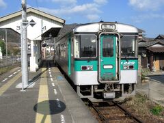 池谷駅に到着しました。池谷では高徳線に乗り換えて徳島まで行きます。鳴門線の乗客のほとんどが徳島行きの列車に乗り換えました。