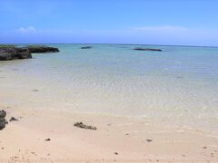 シンリ浜は空港から近い、遠浅の海岸です。沖縄方言で「すべる」ことをシンリルと言うことが名前の由来で、砂が深く足がとられ、滑りやすいことから名づけられました。