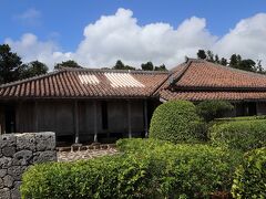 レンタルバイクを走らせます。「上江洲（うえず）家（写真）」は 1750年頃建てられた琉球王朝時代の士族の家で、国の重要文化財です。