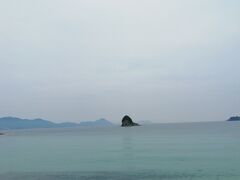 ホテルを後にして、県道を北上して蛤浜まできました。
梅雨時なので曇り空ですが、青空だったら映えそうです。