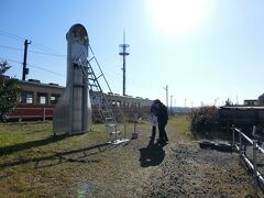 小湊鉄道の１日フリー乗車券を使って上総三又駅で下車
「駅舎プロジェクト」の作品は駅ごとのアート、列車の本数が少ないので各駅下車していくのはたいへん！列車から見えるものもあります。
レオニート・チシコフ作《ロケット》、彼の月旅行をテーマにした連作がいくつかの駅に展示されています