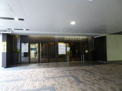 予約はされており、他の安いホテルに泊まることは出来ませんでした。
1日大阪観光が増えました。