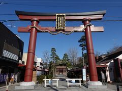 まず最初に訪れたのは「笠間稲荷神社」
冬の透き通った空気の中、雲ひとつない青空に濃い朱色の大鳥居が鮮やかです。