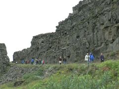 この地域の亀裂や断層の最大のものはアルマンナジャ断層峡谷で、切り立った崖が並んでいる。写真右の崖が北米プレート上にあり、左側の川沿いの地域がユーラシアプレート上にある。２つのプレートは１年に２～３㎝広がっている。