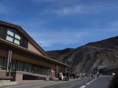 大涌谷に行くも車が多くて停められず車窓見学